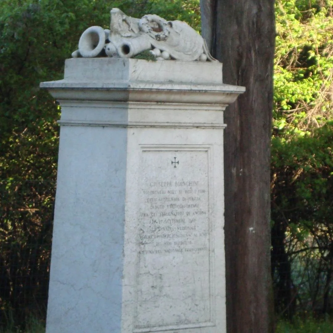 il Cimitero di Rezzato è fronteggiato da alcuni cippi encomiastici che ricordano fatti e persone