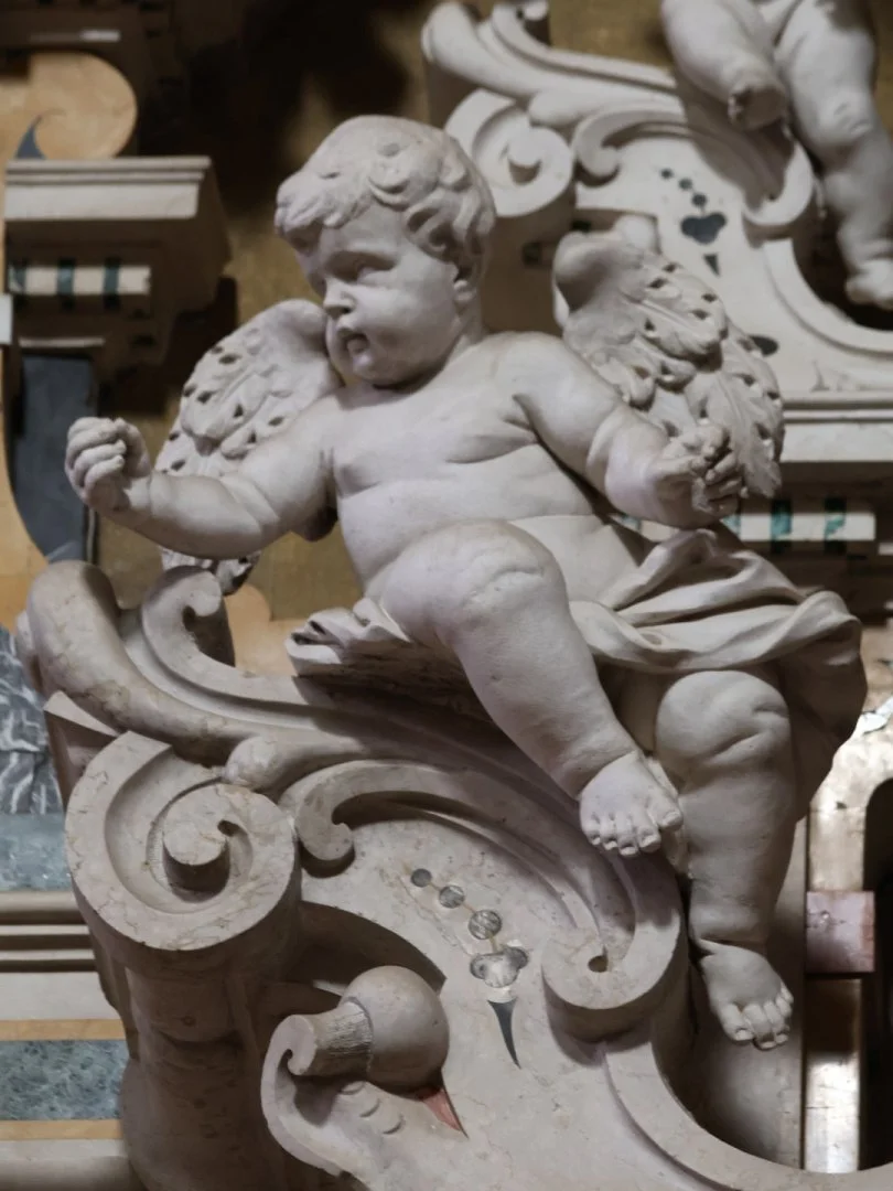 Alatre di Maria vergine, Santuario in Valverde, Rezzato. Putto di A. Calegari